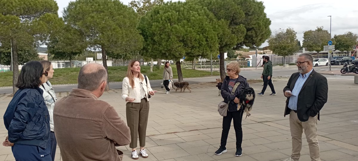 santperederibes's tweet photo. L’ALCALDESSA ES REUNEIX AMB EL VEÏNAT DEL PARC CENTRAL DE LES ROQUETES PER ESCOLTAR LES SEVES DEMANDES

Durant la trobada “A peu de carrer”, els veïns i veïnes han pogut traslladar les seves inquietuds i opinions sobre incivisme o seguretat ciutadana.

➡️ https://t.co/wWuYmFjVkS https://t.co/TfOt1kgHOS