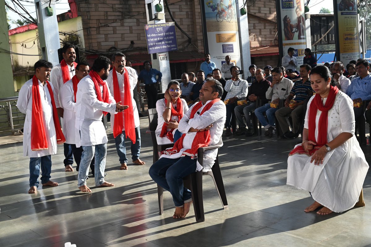 secrail's tweet photo. सतर्कता जागरूकता सप्ताह 2026 के अंतर्गत बिलासपुर रेलवे स्टेशन पर रेलवे कर्मियों द्वारा नुक्कड़ नाटक के माध्यम से यात्रियों एवं आमजन को ईमानदारी, पारदर्शिता और सत्यनिष्ठा का संदेश दिया गया।

#VigilanceAwarenessWeek2026 #SayNoToCorruption #SECR #BilaspurDivision https://t.co/vPjK07VGFX