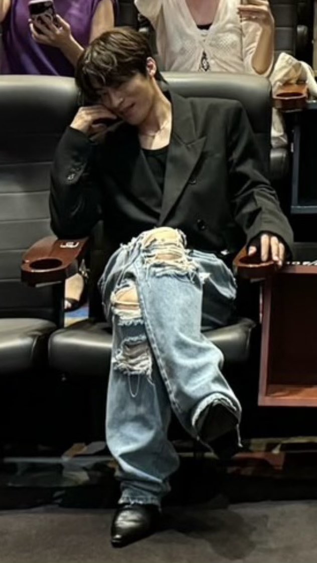 kyoraee's tweet photo. 극장이 퍼컬인 남자 https://t.co/Tr56XJ3NmG