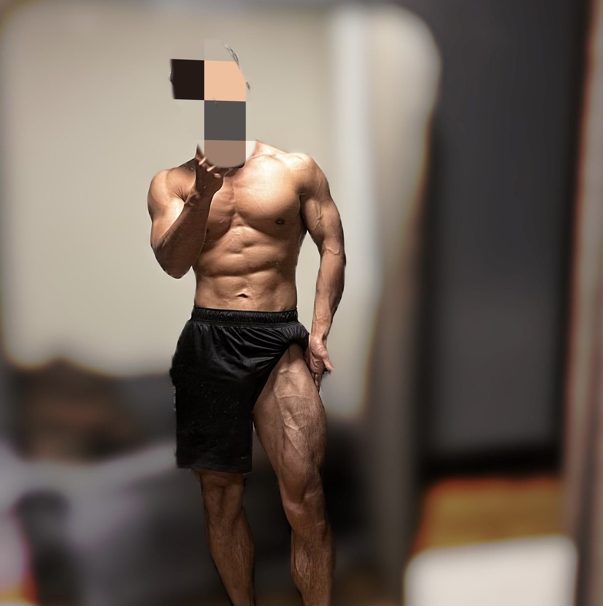 Norio_1999's tweet photo. 最近睡眠完全碎片化，一个晚上醒好多次，也不知道自己焦虑什么，今天睡了6个小时，也是分两次睡到，早上7点睡到下午1点左右，然后醒了吃完饭又睡了半小时，但意外的是今天练腿状态非常好 https://t.co/eZuBixrd98
