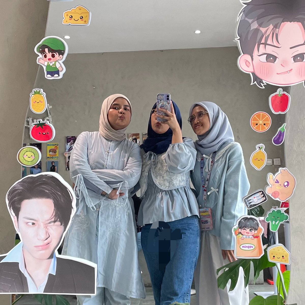 cebeuntin's tweet photo. aku sebaliknya(?) tmn kpop aku cukup banyak, tapi yg beneran klop/best/apalah itu sisa dua kakak ini wkwk. friendship starting of @pledis_17 yg kanan kenal dari 2022,  yg kiri baru kenal setaun lalu, skrng hampir tiap minggu ketemu bukan bahas kpop tapi lebih ke life update🥹🫶🏻 https://t.co/XDpk9q5XqP