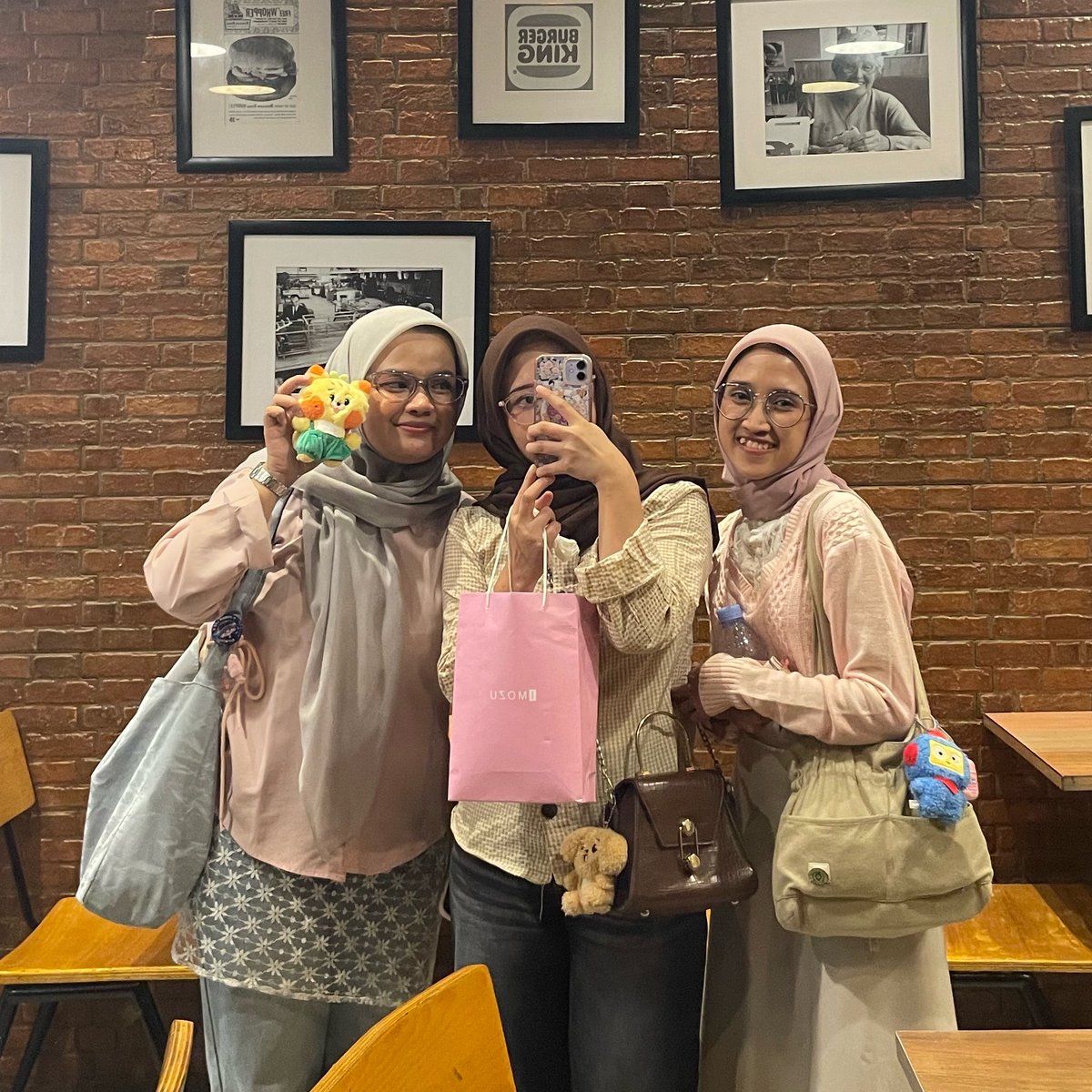 cebeuntin's tweet photo. aku sebaliknya(?) tmn kpop aku cukup banyak, tapi yg beneran klop/best/apalah itu sisa dua kakak ini wkwk. friendship starting of @pledis_17 yg kanan kenal dari 2022,  yg kiri baru kenal setaun lalu, skrng hampir tiap minggu ketemu bukan bahas kpop tapi lebih ke life update🥹🫶🏻 https://t.co/XDpk9q5XqP