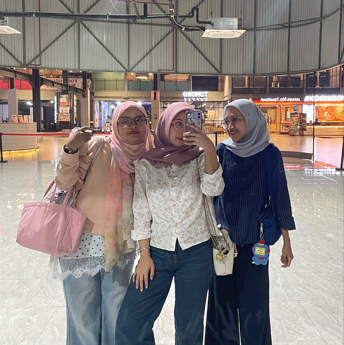 cebeuntin's tweet photo. aku sebaliknya(?) tmn kpop aku cukup banyak, tapi yg beneran klop/best/apalah itu sisa dua kakak ini wkwk. friendship starting of @pledis_17 yg kanan kenal dari 2022,  yg kiri baru kenal setaun lalu, skrng hampir tiap minggu ketemu bukan bahas kpop tapi lebih ke life update🥹🫶🏻 https://t.co/XDpk9q5XqP