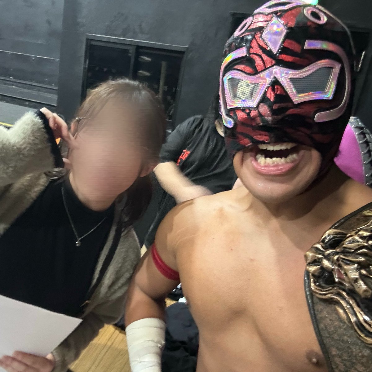 CHICKEN_SASAKI's tweet photo. サングレ・アステカJr.選手。試合中はすっっっごく悪い人なのにファンにはニコニコスマイルというギャップ、余裕ある佇まい。魅力的な要素がこれでもかと詰め込まれている！ダークヒーローのような危険さと色気！ルチャの国の王子様！褒めちぎるぞ！10/24もカッコイイね！でした‼️ https://t.co/lcnW8GQcJc