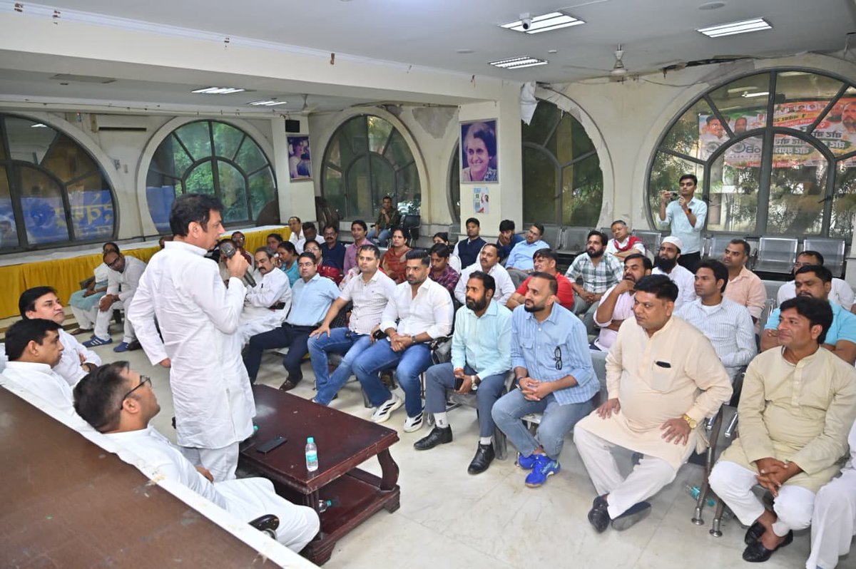 devendrayadvinc's tweet photo. वोट बचाओ-देश बचाओ 
1 नवंबर | 📍रामलीला मैदान, दिल्ली 

आज दिल्ली कांग्रेस ओबीसी विभाग चेयरमैन राजीव वर्मा जी के नेतृत्व में आयोजित बैठक में उपस्थित ओबीसी कांग्रेस के साथियों को संबोधित किया और सभी से वोट चोरी के ख़िलाफ़ आयोजित होने वाली महारैली को सफल बनाने की अपील की।

📍दिल्ली कांग्रेस कार्यालय 

#VoteBachaoDeshBachao