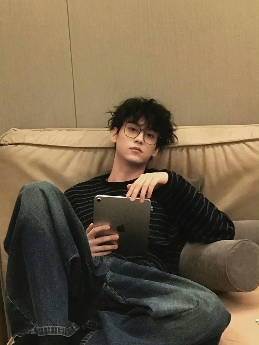 cupcak_ning's tweet photo. "ผมยุ่งนิดหน่อย แต่ความหล่อยังเหมือนเดิม 😌💛"
#TianXuning https://t.co/zzp12GFFuh