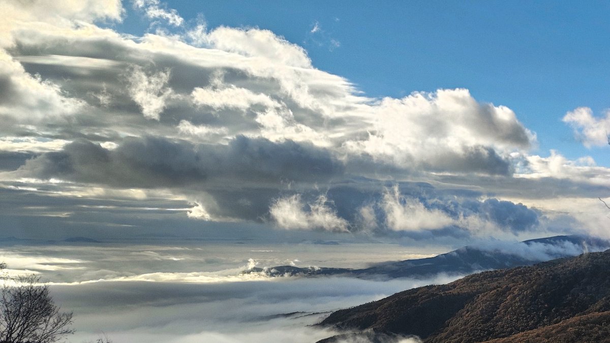 Jododaira_JPN's tweet photo. 磐梯吾妻スカイラインからの風景 (2026/10/27)
#雲海出ました #雲 https://t.co/DvVRoGFhZ4