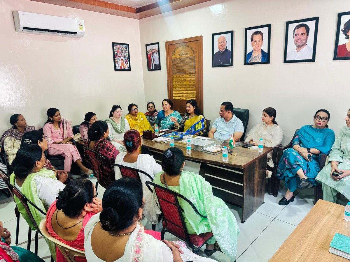MahilaCongress's tweet photo. वोट बचाओ-देश बचाओ महारैली 
1 नवंबर | रामलीला मैदान, दिल्ली

चंडीगढ़ प्रवास के दौरान अखिल भारतीय महिला कांग्रेस की राष्ट्रीय अध्यक्ष @LambaAlka जी ने चंडीगढ़ महिला कांग्रेस की बहनों के साथ बैठक की एवं प्रेस वार्ता को संबोधित किया।

आगामी 1 नवंबर को दिल्ली के रामलीला मैदान में देशभर से नारी शक्ति लोकतंत्र की रक्षा और अपने मताधिकार की सुरक्षा के संकल्प के साथ एकजुट होगी। 

हम सभी का संकल्प एक ही है -वोट चोर, गद्दी छोड़!

आइए आवाज़ बुलंद करें, लोकतंत्र बचाने की इस लड़ाई में सहभागी बनें।

#VoteChorGaddiChhod #VoteBachaoDeshBachao #MahilaCongress