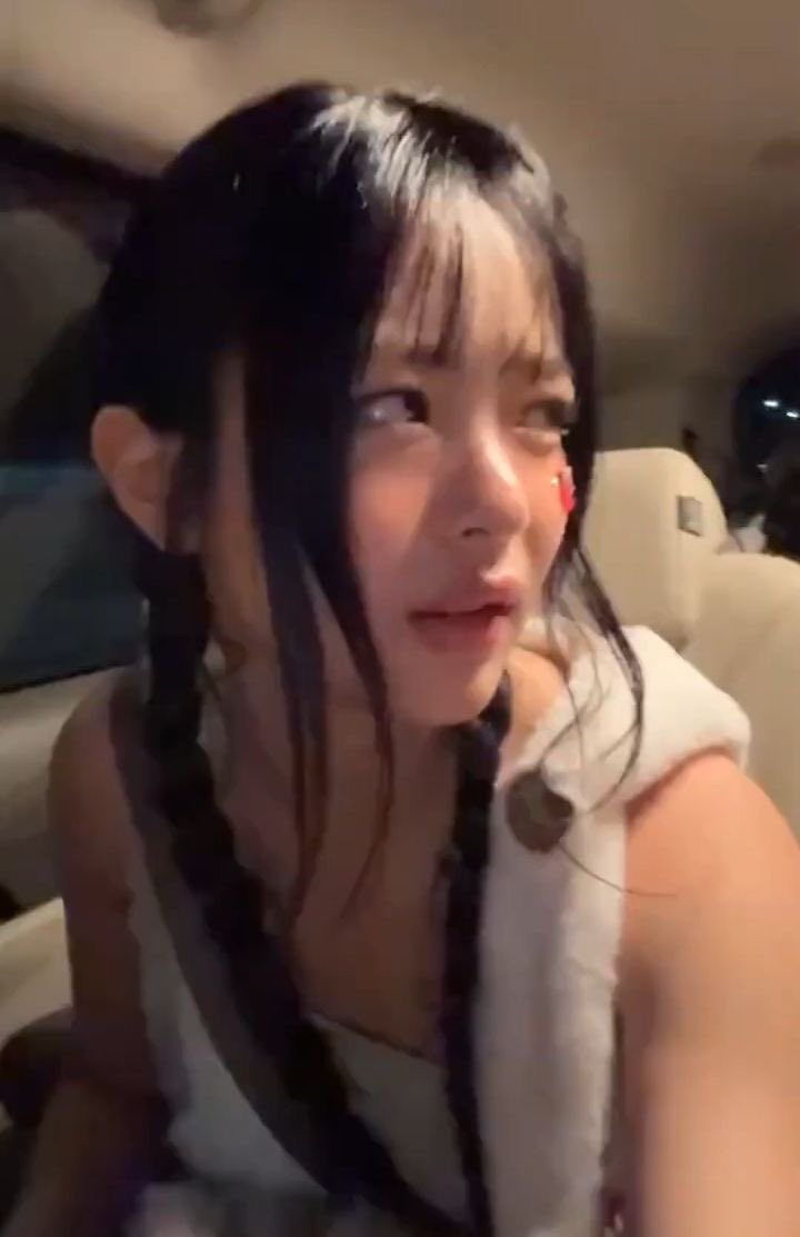 newalllaing's tweet photo. 왼쪽은 비즈니스용이고 오른쪽이 진짜임 보통 민지 볼 때 진짜 표정 나옴 널 사랑하지만 너 지금 헛소리 한다 표정 https://t.co/KG5gnfrbRW