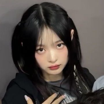 newalllaing's tweet photo. 왼쪽은 비즈니스용이고 오른쪽이 진짜임 보통 민지 볼 때 진짜 표정 나옴 널 사랑하지만 너 지금 헛소리 한다 표정 https://t.co/KG5gnfrbRW