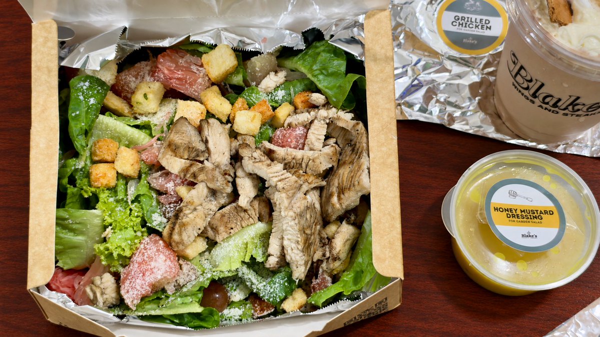 ZorielTorven's tweet photo. Dinner from Blake’s. Went with the grilled chicken salad this time 🥗 https://t.co/P0cuaiDV49
