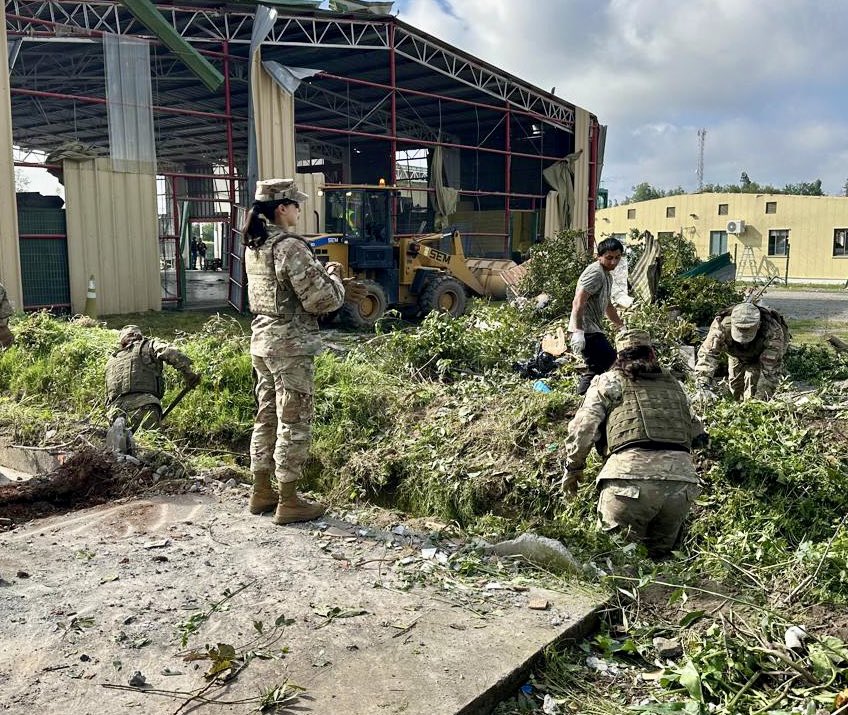 Ejercito_Chile's tweet photo. Desde el primer momento tras el paso del tornado, personal de la Brigada Aviación Ejército(BAVE) se desplegó en la comuna de Requínoa para apoyar a los vecinos afectados. Luego de trabajar durante la noche, hoy continúan las labores en terreno, reafirmando el compromiso institucional con la comunidad ante esta emergencia.

#EjércitoEnAcción 🇨🇱 #EjércitoDeChile #Requínoa