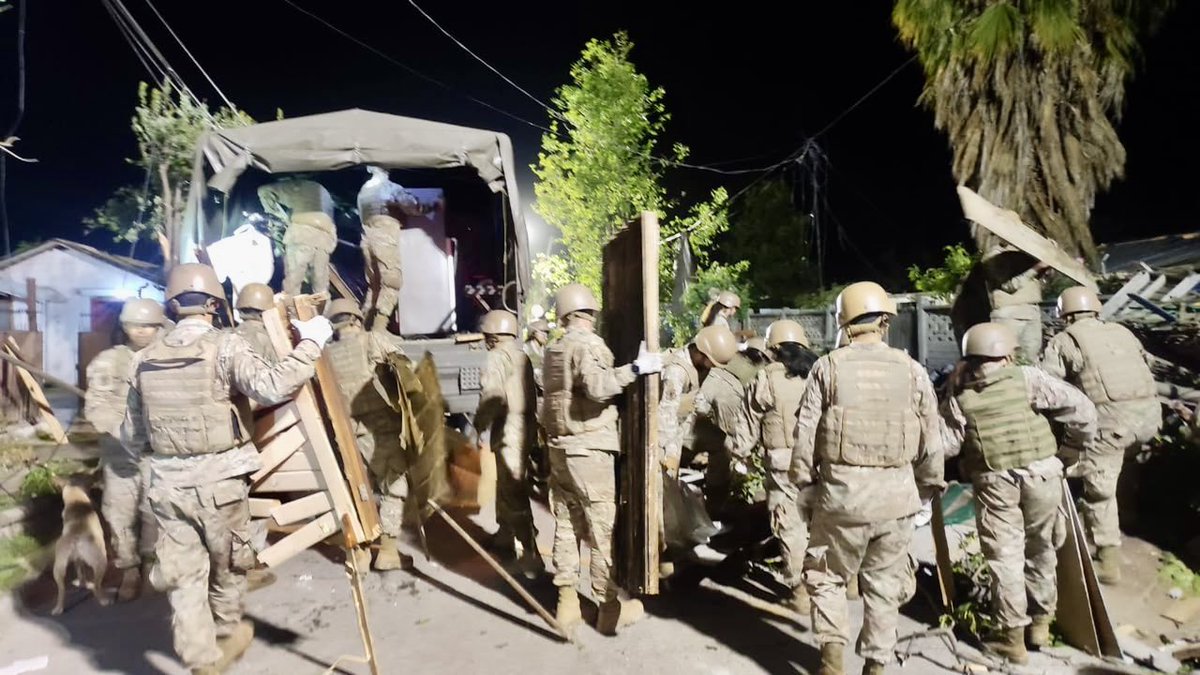 Ejercito_Chile's tweet photo. Desde el primer momento tras el paso del tornado, personal de la Brigada Aviación Ejército(BAVE) se desplegó en la comuna de Requínoa para apoyar a los vecinos afectados. Luego de trabajar durante la noche, hoy continúan las labores en terreno, reafirmando el compromiso institucional con la comunidad ante esta emergencia.

#EjércitoEnAcción 🇨🇱 #EjércitoDeChile #Requínoa