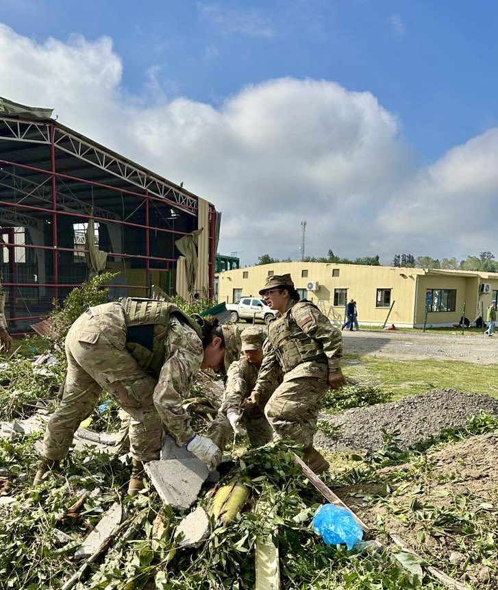 Ejercito_Chile's tweet photo. Desde el primer momento tras el paso del tornado, personal de la Brigada Aviación Ejército(BAVE) se desplegó en la comuna de Requínoa para apoyar a los vecinos afectados. Luego de trabajar durante la noche, hoy continúan las labores en terreno, reafirmando el compromiso institucional con la comunidad ante esta emergencia.

#EjércitoEnAcción 🇨🇱 #EjércitoDeChile #Requínoa