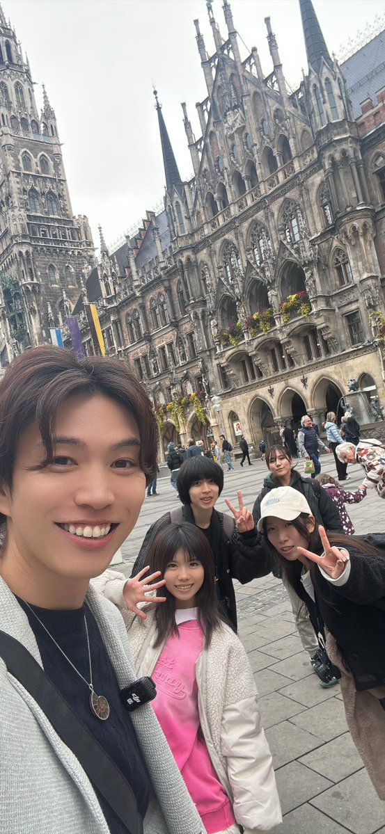 genkiichioka's tweet photo. 先ほど日本に戻ってきました🛩️
今回はドイツに10日間、世界最大級の鉱物・化石・宝石の展示会「ミュンヘンショー2026」に行ってきました!
今回は僕だけでなくGENKI LABOのスタッフにも世界を体験してもらいたいと思い、社員研修も兼ねて6人で行ってきました!
会場には世界中から鉱物や化石が集まっていて、見たこともないような巨大な結晶や信じられないくらい美しい鉱物がそこら中に!!
中には数億円の価値があるという鉱物まで!!
地球が作り出すものって本当に凄いですね!!
スタッフのみんなも目を輝かせながら楽しんでいて、連れてきて良かったなと思いました!
僕自身も世界中の鉱物や化石、そしてそれに関わる人たちと出会えて本当に勉強になりました。
そして今回はミネラルマルシェさんのジャパンパビリオンにGENKI LABOも参加し、ドイツでGENKI LABOグッズを販売させていただきました!!
日本で活動しているGENKI LABOのグッズを海外の皆さんにも届けられるのは嬉しいですね!
これからは日本だけでなく世界にも科学の面白さを届けていきたいです!
鉱物を見ていると、地球が何億年、何千万年という時間をかけて作り出したものを今こうして自分の目で見られること自体が凄いことだなと感じます。
そして今回はただ見て楽しむだけでなく、GENKI LABOの実験教室やおうちLABOなどで子どもたちにも本物の鉱物に触れてもらえるようにいろいろと探してきました!
今回の様子はYouTubeでもたっぷり紹介する予定です!
さらに現地で手に入れた鉱物や化石は皆さんにも手に取ってもらえるようにショップでも販売の準備を進めていきますので、ぜひ楽しみにしていてください!!
そしてミュンヘンの街も少し観光できました!
BMWミュージアムにも行ってきましたが、こちらも技術の進化を感じられて面白かったです!🚙
鉱物も化石も科学技術も、たくさんの刺激を受けた10日間でした!
さて日本に戻ってきたばかりですが、明日は日本原子力研究開発機構(JAEA)の報告会で講演、明後日はYouTube Brandcastに登壇とまだまだお仕事が続きます!
今回世界で見てきたものや学んできたことをこれからのGENKI LABOの活動にもどんどん生かしていきたいと思います!
科学の面白さをもっとたくさんの人に届けられるようにこれからも頑張っていきます!!