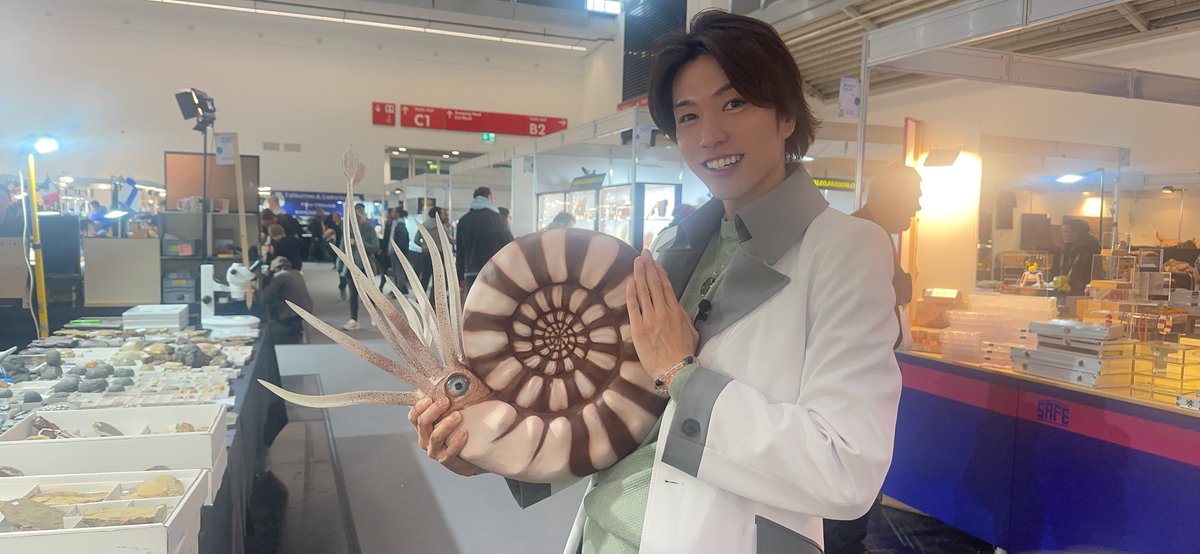 genkiichioka's tweet photo. 先ほど日本に戻ってきました🛩️
今回はドイツに10日間、世界最大級の鉱物・化石・宝石の展示会「ミュンヘンショー2026」に行ってきました!
今回は僕だけでなくGENKI LABOのスタッフにも世界を体験してもらいたいと思い、社員研修も兼ねて6人で行ってきました!
会場には世界中から鉱物や化石が集まっていて、見たこともないような巨大な結晶や信じられないくらい美しい鉱物がそこら中に!!
中には数億円の価値があるという鉱物まで!!
地球が作り出すものって本当に凄いですね!!
スタッフのみんなも目を輝かせながら楽しんでいて、連れてきて良かったなと思いました!
僕自身も世界中の鉱物や化石、そしてそれに関わる人たちと出会えて本当に勉強になりました。
そして今回はミネラルマルシェさんのジャパンパビリオンにGENKI LABOも参加し、ドイツでGENKI LABOグッズを販売させていただきました!!
日本で活動しているGENKI LABOのグッズを海外の皆さんにも届けられるのは嬉しいですね!
これからは日本だけでなく世界にも科学の面白さを届けていきたいです!
鉱物を見ていると、地球が何億年、何千万年という時間をかけて作り出したものを今こうして自分の目で見られること自体が凄いことだなと感じます。
そして今回はただ見て楽しむだけでなく、GENKI LABOの実験教室やおうちLABOなどで子どもたちにも本物の鉱物に触れてもらえるようにいろいろと探してきました!
今回の様子はYouTubeでもたっぷり紹介する予定です!
さらに現地で手に入れた鉱物や化石は皆さんにも手に取ってもらえるようにショップでも販売の準備を進めていきますので、ぜひ楽しみにしていてください!!
そしてミュンヘンの街も少し観光できました!
BMWミュージアムにも行ってきましたが、こちらも技術の進化を感じられて面白かったです!🚙
鉱物も化石も科学技術も、たくさんの刺激を受けた10日間でした!
さて日本に戻ってきたばかりですが、明日は日本原子力研究開発機構(JAEA)の報告会で講演、明後日はYouTube Brandcastに登壇とまだまだお仕事が続きます!
今回世界で見てきたものや学んできたことをこれからのGENKI LABOの活動にもどんどん生かしていきたいと思います!
科学の面白さをもっとたくさんの人に届けられるようにこれからも頑張っていきます!!