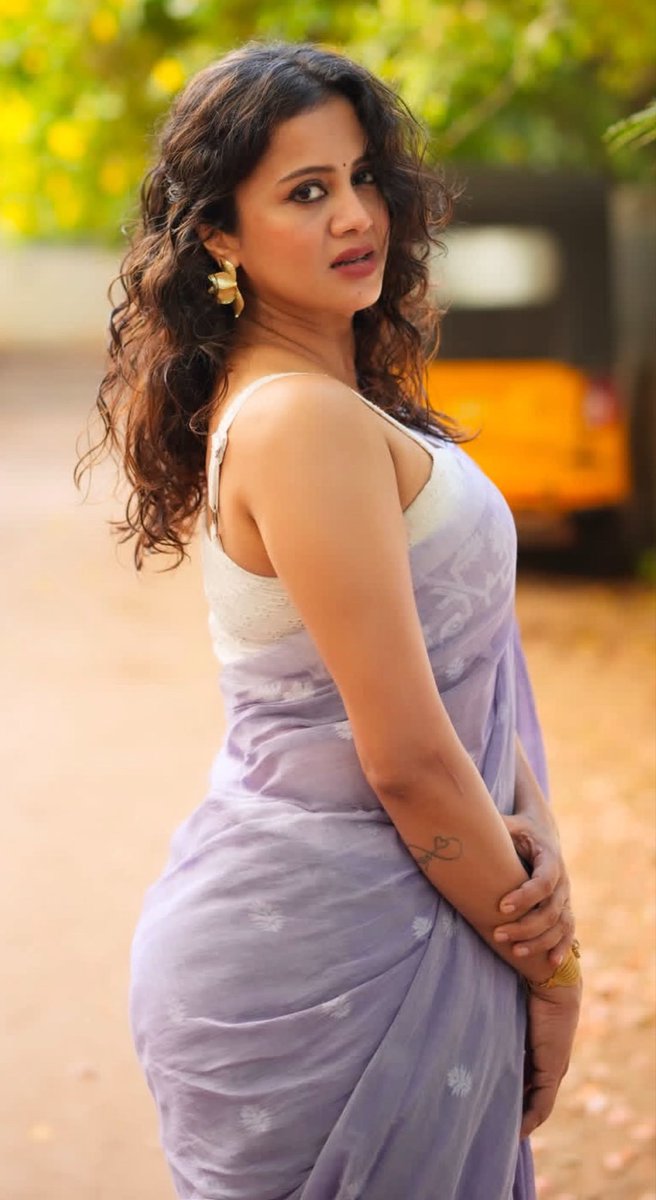 DevayaniTr21730's tweet photo. Shhhhhhhhaaaaaahhhhh anjana mamiiii ya katti pudichikittu udambu fullah kiss adikanum https://t.co/mfW0PQpClv