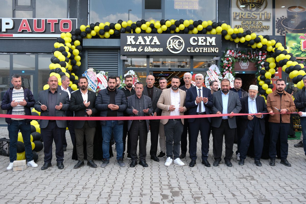BitlisBld's tweet photo. Belediye Başkan Yardımcımız Sayın Şirin Kurtulgu, Beşminare Mahallesi’nde hizmete giren KAYA &amp; CEM Bay ve Bayan Giyim Mağazası’nın açılışını gerçekleştirdi.

İş yeri sahiplerini tebrik ediyor, hayırlı işler ve bol kazançlar diliyoruz. https://t.co/bfRZM7tKju
