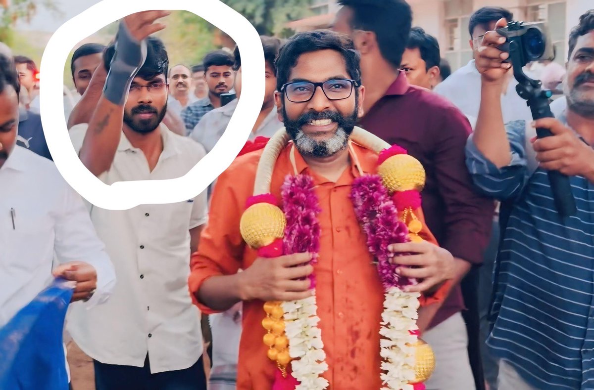 nsubesh's tweet photo. கிழுள்ள படத்தில்👇 இருப்பது அண்ணன் சவுக்குசங்கர்@SavukkuOfficial அவர்களது டிரைவர்.. பெயர் கோபி.. 

திமுக அரசினால் சவுக்கு மீது நிகழ்த்தப்பட்ட எல்லா அடக்குமுறைகளின் போதும் கூடவே இருந்தவர்..

சவுக்குடன் கூட இருந்ததற்காக திமுக அரசினால் சொல்லெனா துயரங்களை அனுபவித்தவர்..

நிர்வாணமா நிக்கவச்சு போலீஸ் அடித்து அவரது கை உடைக்கப்பட்டது.. அவரது மனைவிக்கு பொதுவெளியில் சொல்லமுடியாத அளவுக்கு துன்புறுத்தல் கொடுக்கப்பட்டது..

அந்த கோபி இப்போ எங்கே..? அந்த கோபியை கூப்பிட்டு இப்போ சவுக்கினால் பேட்டி எடுக்க முடியுமா..?

சவுக்கை நம்பிய அந்த கோபி அண்ணன் சவுக்கால் வேலையை விட்டு துரத்தப்பட்டு அநாதையாய் நிற்கிறார்.. சவுக்கால் அவர் வாங்கிய போலீஸ் கேஸ்களை கூட நடத்த எந்த உதவியும் சவுக்கால் செய்யப்படவில்லை..

இந்த கோபி வேலையை விட்டு நீக்கப்பட்ட போது அவருக்கு செய்யப்பட்ட மருத்துவ செலவெல்லாம் கழித்துக்கொண்டு மீதியைத்தான் சம்பளமாக கொடுத்திருக்கின்றனர்..

அந்த கோபி இன்னிக்கு சொந்த ஊருக்கு போயி பச்சை பச்சை வார்த்தைகளால் திட்டி சவுக்கு போட்டோவை வைத்து ஸ்டேட்டஸ் போட்டுக் கிட்டு இருக்காப்ல..

விரைவில் யூடியுப் சேனல்களிலும் போட்டி அளிக்க உள்ளார் என்று பேச்சு..

“முத்தலீப்@MuthaleefAbdul ,லியோ@marialeostalin ,பைக் பிரசாத்,பிரதீப்,ஜெயப்பிரகாஸ்.. என்றொரு வரிசையை நாம் கண்டோம்.. அந்த வரிசையில் வந்தவர் மட்டுமன்றி நாமும் ஏமாந்தோம்..”

என்று

அவர்கள் உட்பட ஒவ்வொரு முன்னால் சவுக்கு மீடியா employers உம் சோகமா பாடுகிறார்கள்..

#இன்னும் கதைகள் வரும்..