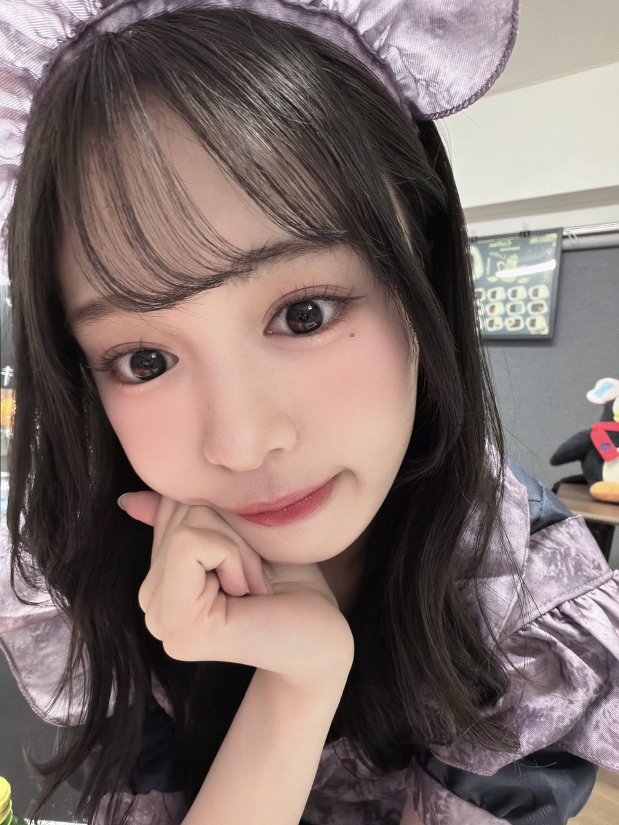 AyaEmori_BOX's tweet photo. #えもかふぇ
ハロウィン回🎃
魔女のはずがなんだかメイドさんにも見える仮装にて🫖🕯

今月もご視聴いただきありがとうございました！
次回は11/24 20:00~です！| ‹:)⁾⁾

ハッピーハロウィン🍫 https://t.co/AyTudNpHo1