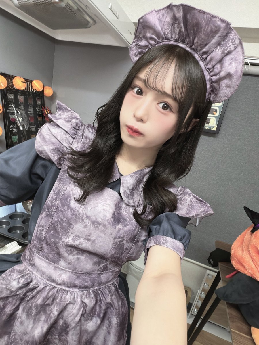 AyaEmori_BOX's tweet photo. #えもかふぇ
ハロウィン回🎃
魔女のはずがなんだかメイドさんにも見える仮装にて🫖🕯

今月もご視聴いただきありがとうございました！
次回は11/24 20:00~です！| ‹:)⁾⁾

ハッピーハロウィン🍫 https://t.co/AyTudNpHo1