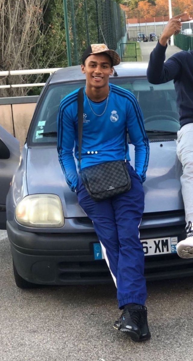 moietroses's tweet photo. Show me one single American dressed like this https://t.co/4IPWL9KFl2
