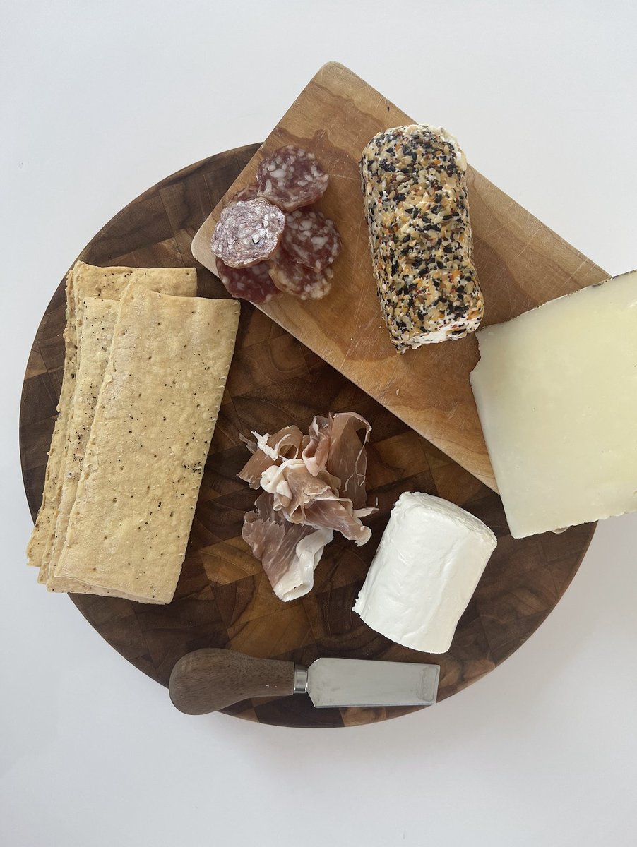 JennifersHome's tweet photo. Simple, beautiful, and made for gathering together.
#TasteTheLove🥖
#JennifersHomemade #Flatbread #CharcuterieBoard #ArtisanCheese #HealthySnack #EasySnack #Snack #Foodie https://t.co/7YAQXkpNxN