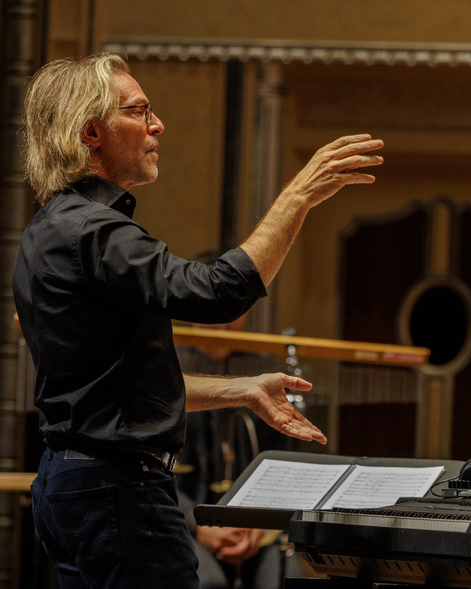CleveOrchestra's tweet photo. We were thrilled to have Eric Whitacre at SMC celebrating the 75th season of The Cleveland Orchestra Chorus!
Relive the evening on https://t.co/SrUxVJBm67, our digital home, where the concert livestream is available for the next 14 days! 📽️ https://t.co/YNHXPxJQf3