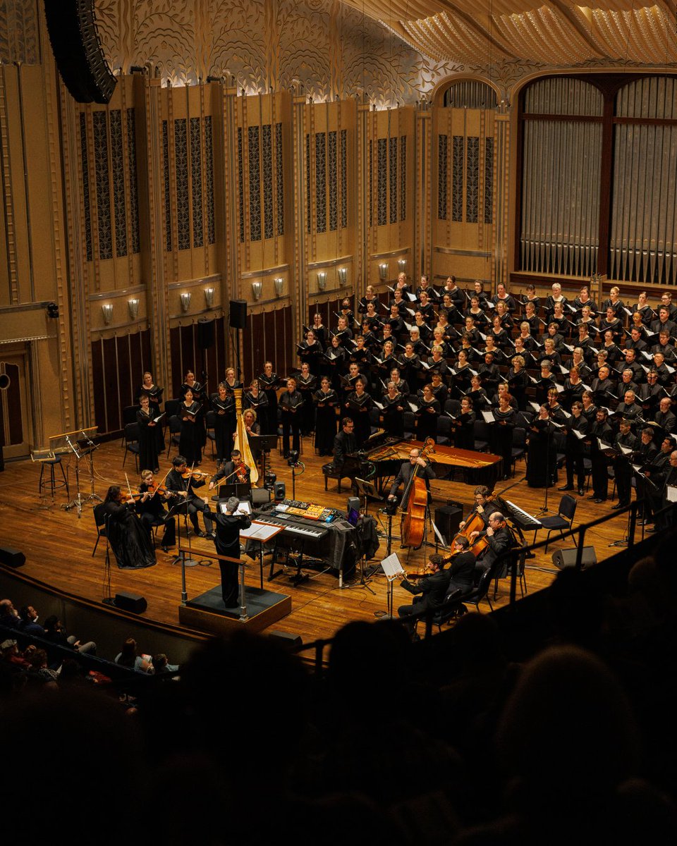 CleveOrchestra's tweet photo. We were thrilled to have Eric Whitacre at SMC celebrating the 75th season of The Cleveland Orchestra Chorus!
Relive the evening on https://t.co/SrUxVJBm67, our digital home, where the concert livestream is available for the next 14 days! 📽️ https://t.co/YNHXPxJQf3