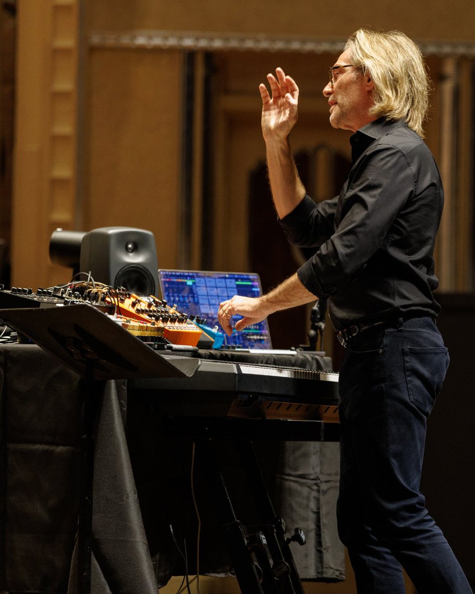 CleveOrchestra's tweet photo. We were thrilled to have Eric Whitacre at SMC celebrating the 75th season of The Cleveland Orchestra Chorus!
Relive the evening on https://t.co/SrUxVJBm67, our digital home, where the concert livestream is available for the next 14 days! 📽️ https://t.co/YNHXPxJQf3