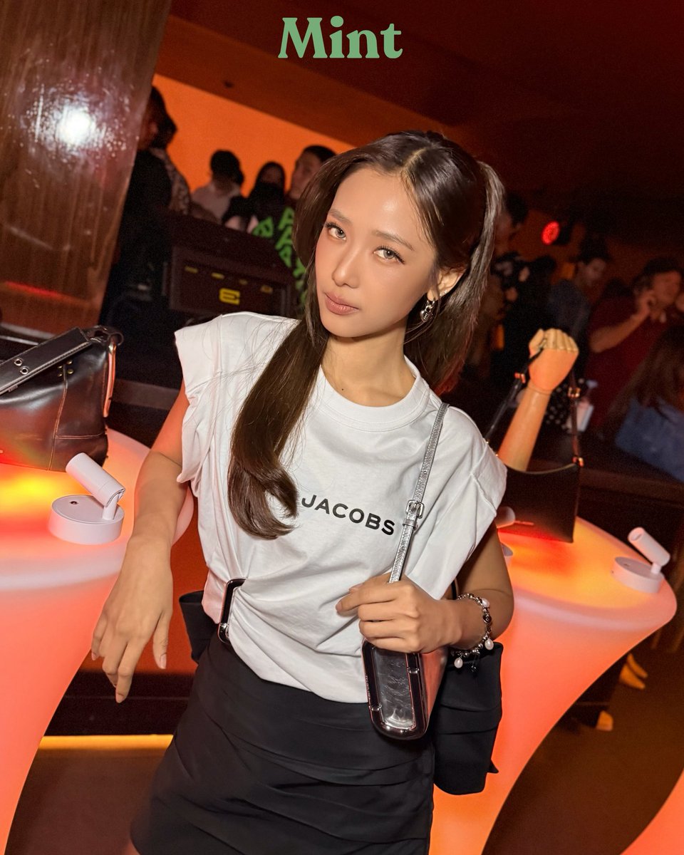 mintmag_th's tweet photo. ร้าชา is here! #MintReports เสิร์ฟ ‘ฟิล์ม‘ กับลุคสวยปังร่วมงานเปิดตัว Autumn/Winter 2026 Collection ของ Marc Jacobs ที่ไฮไลต์ของซีซันนี้คือ The Scene Bag ซิลูเอตใหม่ที่เตรียมขึ้นแท่นไอคอนิกไอเทมของแบรนด์💚

#filmracha
#MarcJacobsTH
#MarcJacobs
#PATluxurygroup
#AMBRbkk
#MintMagTH https://t.co/7a7S6cdehn