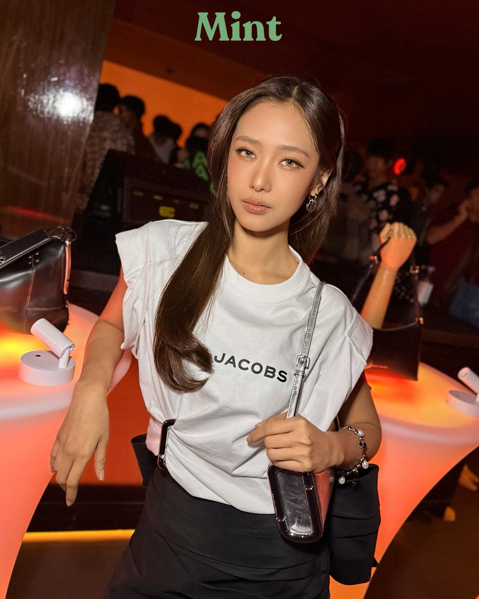 mintmag_th's tweet photo. ร้าชา is here! #MintReports เสิร์ฟ ‘ฟิล์ม‘ กับลุคสวยปังร่วมงานเปิดตัว Autumn/Winter 2026 Collection ของ Marc Jacobs ที่ไฮไลต์ของซีซันนี้คือ The Scene Bag ซิลูเอตใหม่ที่เตรียมขึ้นแท่นไอคอนิกไอเทมของแบรนด์💚

#filmracha
#MarcJacobsTH
#MarcJacobs
#PATluxurygroup
#AMBRbkk
#MintMagTH https://t.co/7a7S6cdehn