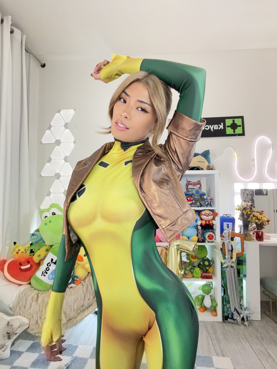 kayceeedilla's tweet photo. I TAKE EVERYTHAAANG! 💥

Rogue cosplay for stream today! https://t.co/QrJjx8iNdi