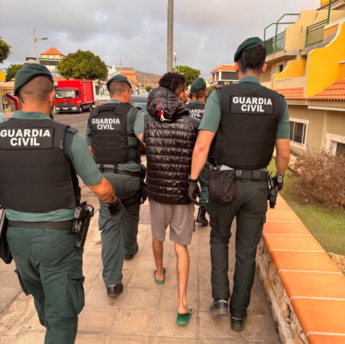 CanarioToday's tweet photo. 🔴 #Fuerteventura | Cuatro detenidos por asaltar con violencia a una pareja mientras dormía en un complejo de Caleta de Fuste.

Los asaltantes derribaron la puerta del domicilio a patadas y golpearon brutalmente a uno de los ocupantes antes de huir con teléfonos móviles y dinero en efectivo.