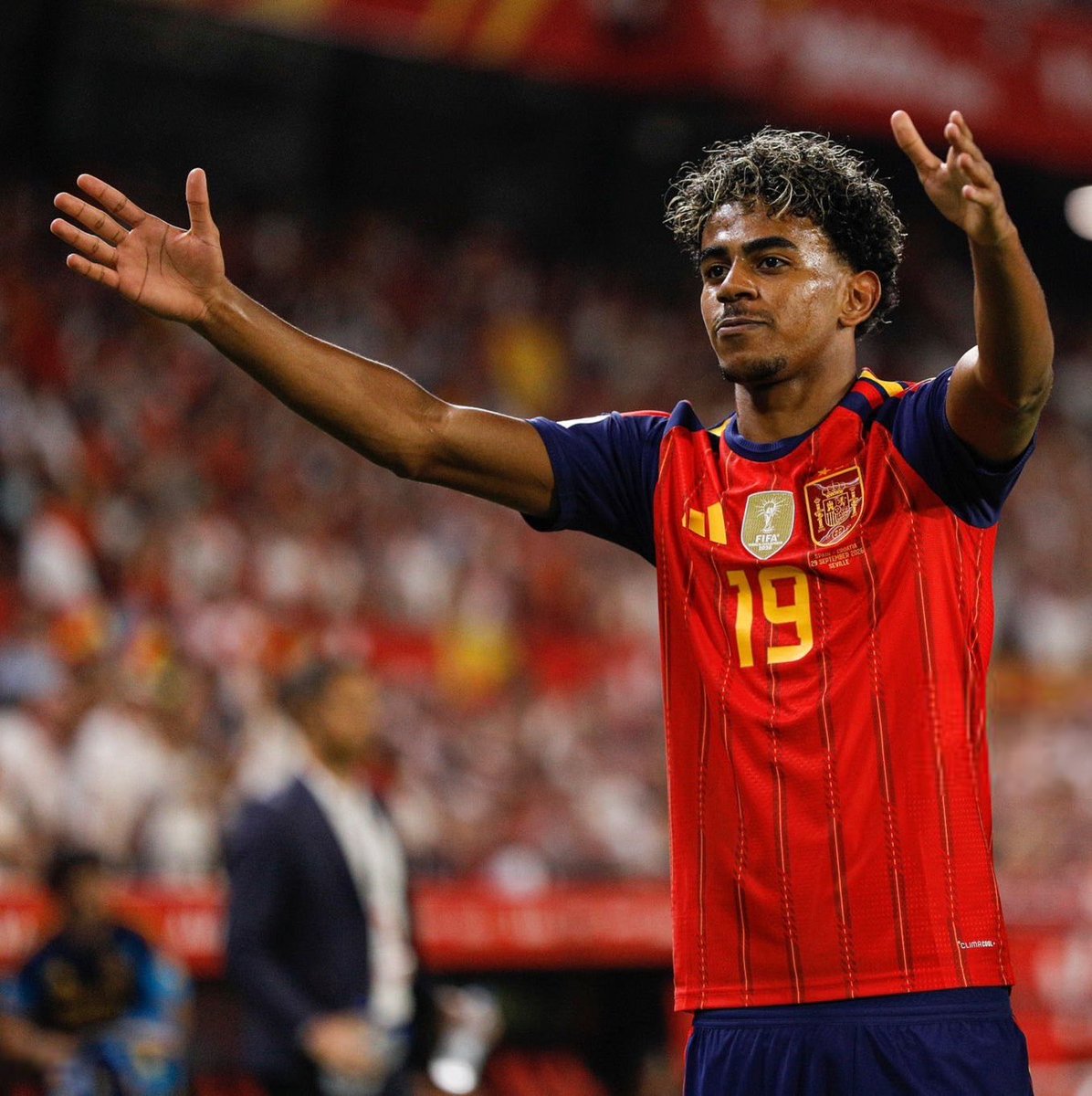 ActuFoot_'s tweet photo. 🚨🚨 LE JOURNALISTE SUISSE 🇨🇭 A VOTÉ POUR LAMINE YAMAL 🇪🇸 AU BALLON D’OR 2026 🌕 👇 :

Daniel VISENTINI, juré pour la Suisse, dévoile son TOP 3 :

🥇 Lamine YAMAL 🇪🇸
🥈 Harry KANE 🏴󠁧󠁢󠁥󠁮󠁧󠁿
🥉 Pau CUBARSÍ 🇪🇸

🗣️ « Pourquoi Yamal ? Parce qu’il est celui qui a le mieux approché l’excellence dans les trois critères requis pour le vote, à mon sens. 

Lamine Yamal est tout simplement EXCEPTIONNEL. Une part de MAGIE flotte dans l’air quand il a le ballon dans les pieds.

Les statistiques de Lamine Yamal sont moins éloquentes : 24 buts avec le Barça, une blessure lors des derniers matches. 

Sauf qu’il y a l’impression que laisse l’Espagnol et cet exercice de funambule et ses inspirations quand il avance balle au pied.

Le seul peut-être à susciter l’ADMIRATION si régulièrement.

Et puis Lamine Yamal est CHAMPION DU MONDE. Et ça, cela fait une différence, même si son Mondial aurait pu (dû) être plus flamboyant. »

🗞️ Tribune de Genève