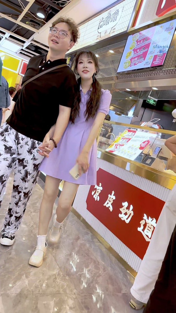 JP369L's tweet photo. 双马尾风骚少妇和男友逛街·白色内内前后CD
#街拍抄底 #裙底风光  #vaxrn https://t.co/WRUP1DFu4u