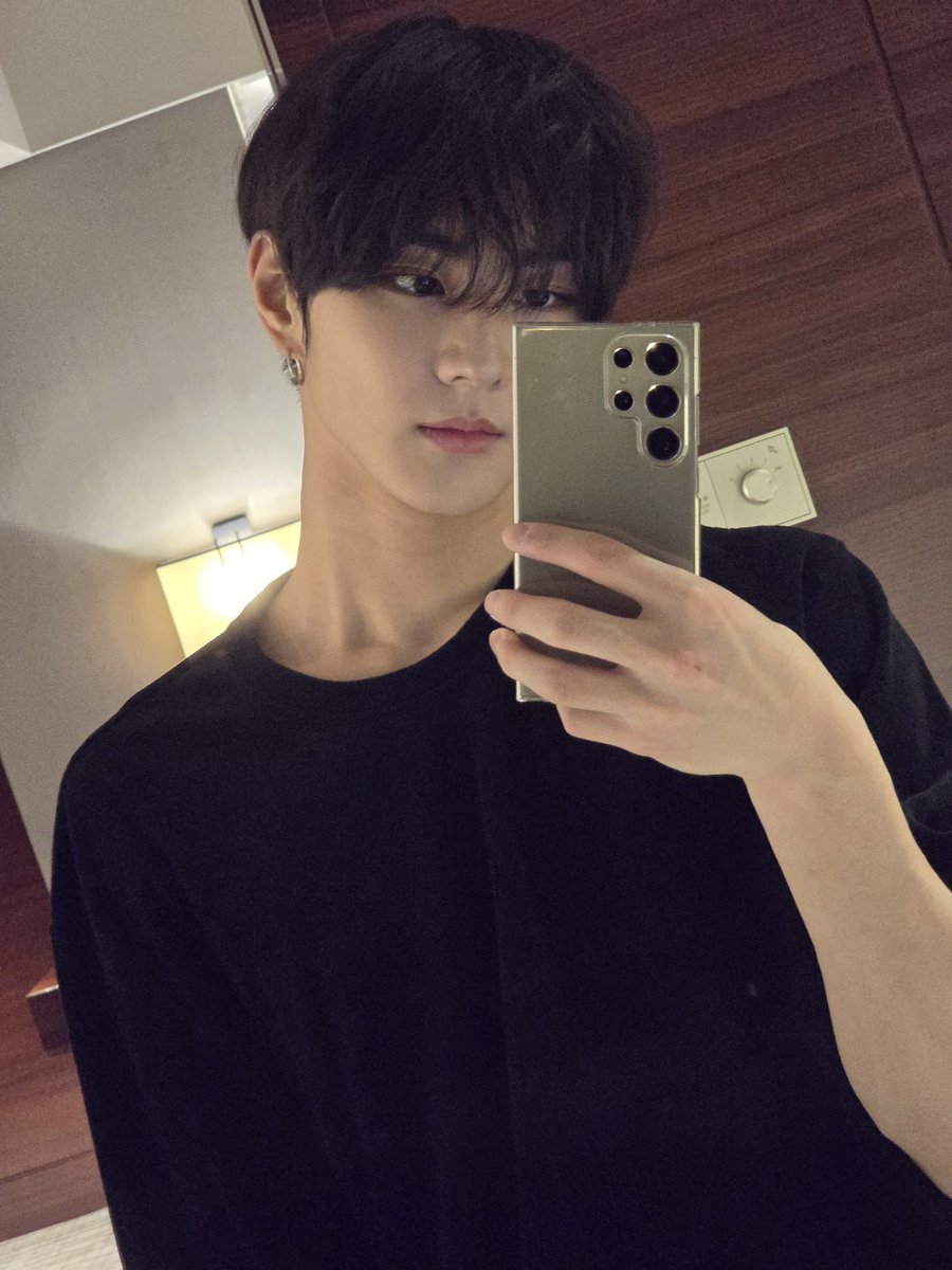 haranxg's tweet photo. 거울샷만 찍었다 하면 이 남자
어깨 https://t.co/HKRkqIjbN0