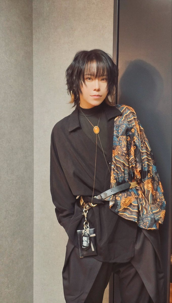 valshe9's tweet photo. 連日 悪癖ツアーのリハと
新盤｢0923｣の制作に身を置いています
シーティングで歌を聴いて頂ける機会は地方公演ではイエネコナイトぶりかな
久しぶりの東名阪ツアー
「CONCEPT」「TOUR」な公演
ぜひお越しくださいね🌹

今日も悪癖ケースと一緒です
気合いを借りるため富山シャツにしたんです

┈┈┈┈┈┈┈┈┈┈┈┈┈┈┈┈
💿「0923」特設サイト
https://t.co/E6gIm5IiNd

🎙️CONCEPT TOUR「悪癖」情報
https://t.co/BBBNezi5We