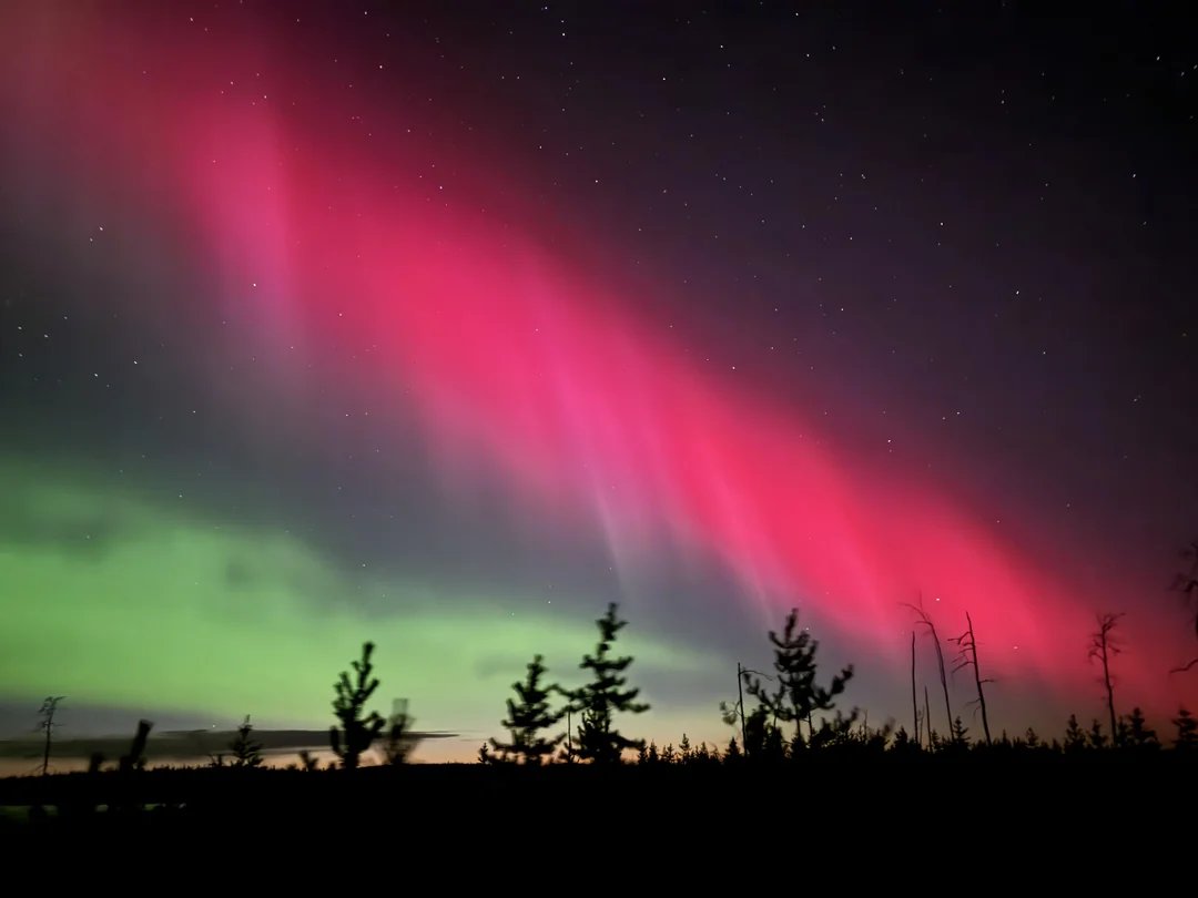 TheCaliphateAs's tweet photo. The Red Aurora Borealis

The red aurora is a luminous atmospheric phenomenon that occurs when charged particles originating from the Sun interact with gases in Earth's atmosphere, causing the sky to glow red. It may appear in the form of luminous curtains or columns.

I found a mention of the phenomenon of the red aurora borealis in Al-Bidāya wa-l-Nihāya (The Beginning and the End) by Ibn Kathir. 

It occurred in 772 AH (1370 CE), and people were overcome with fear, weeping and fervently praying that day.

Ibn Kathir states: p. 628.

> “The month of Jumada al-Awwal began on Thursday. On the night of Monday, the fifth of the month, after the night prayer (ʿIshāʾ), an immense redness appeared in the sky, extending from al-Rabwa to Thaniyyat al-ʿUqab. White columns could be seen within it, and the light of the moon was obscured by it. At this, people began to weep, cry out, and climb the minarets. The callers to prayer delivered admonitions and recited verses from the Qur’an, while the people raised their voices in supplication. It would not have been unreasonable to perform a special prayer on account of this phenomenon, following the school of Imam Ahmad ibn Hanbal, just as prayers are performed during solar or lunar eclipses, earthquakes, and darkness.

>Reports also arrived that this redness had been seen that same night in Homs, Hama, Aleppo, and even the Noble City of Jerusalem. This was among the strangest phenomena witnessed in these times.”

https://t.co/cpP7E9OfFF