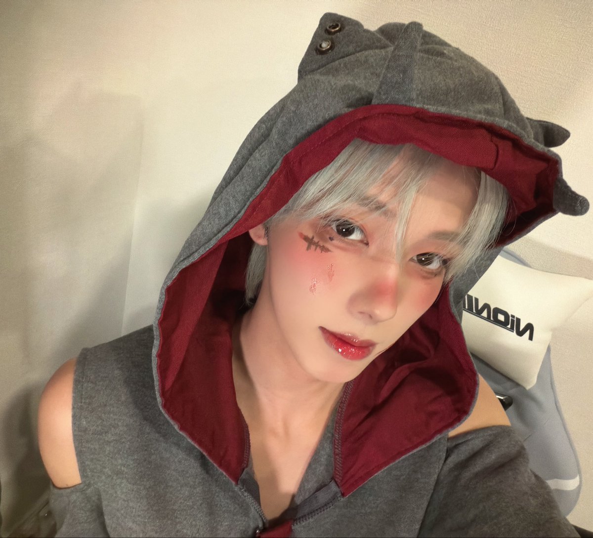 JH_HAL_'s tweet photo. With Live ~ Happy Halloween ~ 🐺🐾 
ちょっと早いけど、インドネシアへ行くので
みんなとハロウィン過ごしたいなと思って、、😎 

大好きな狼になってみたけど、去年の仮装とは別人で今回は男らしくテーマにしてみました！

メイクも可愛くいって、みんなとお話できて満足!!
明日のリハーサルも頑張るよー！ありがとう🫶🏻︎
