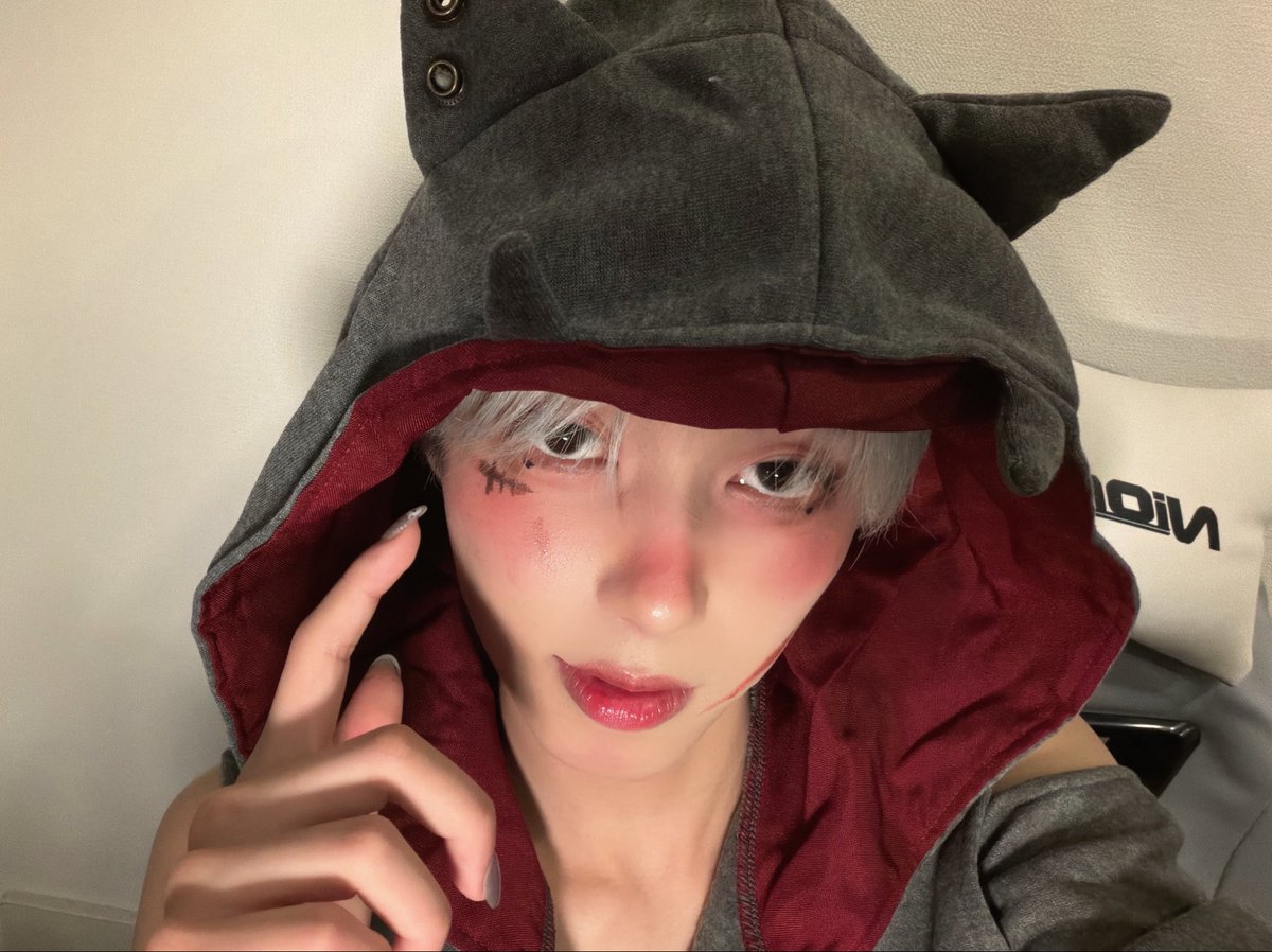 JH_HAL_'s tweet photo. With Live ~ Happy Halloween ~ 🐺🐾 
ちょっと早いけど、インドネシアへ行くので
みんなとハロウィン過ごしたいなと思って、、😎 

大好きな狼になってみたけど、去年の仮装とは別人で今回は男らしくテーマにしてみました！

メイクも可愛くいって、みんなとお話できて満足!!
明日のリハーサルも頑張るよー！ありがとう🫶🏻︎