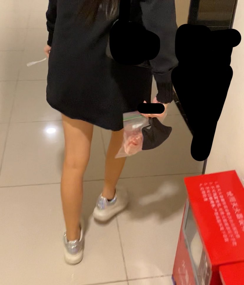 madstraigh85201's tweet photo. 黑船袜穿了两天没洗，又穿着出门了，回来脱了鞋子，船袜袜尖都酸透了，鞋头都潮湿潮湿的太喜欢了，先拿她的袜子套住来一发，共同爱好的同好求波关注😍 https://t.co/yv7ny5Eu4Q