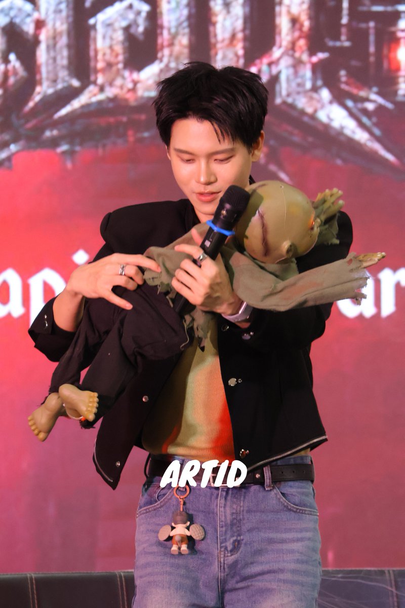 sundaynh_'s tweet photo. เมื่อทดลองให้หยิ่นอุ้มเด็ก (ตุ๊กตาผีเด็ก) 5555

YINWAR AT THE MALL HALLOWEEN 

#TheMallBangkapiXYinWar
#yinyin_anw : @yinyin_anw 
#YINWAR https://t.co/kXpyJ6CL0Q