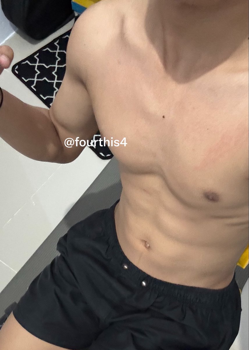 fourthis4's tweet photo. im back with lil abs 😋 https://t.co/FOPzj8uCij