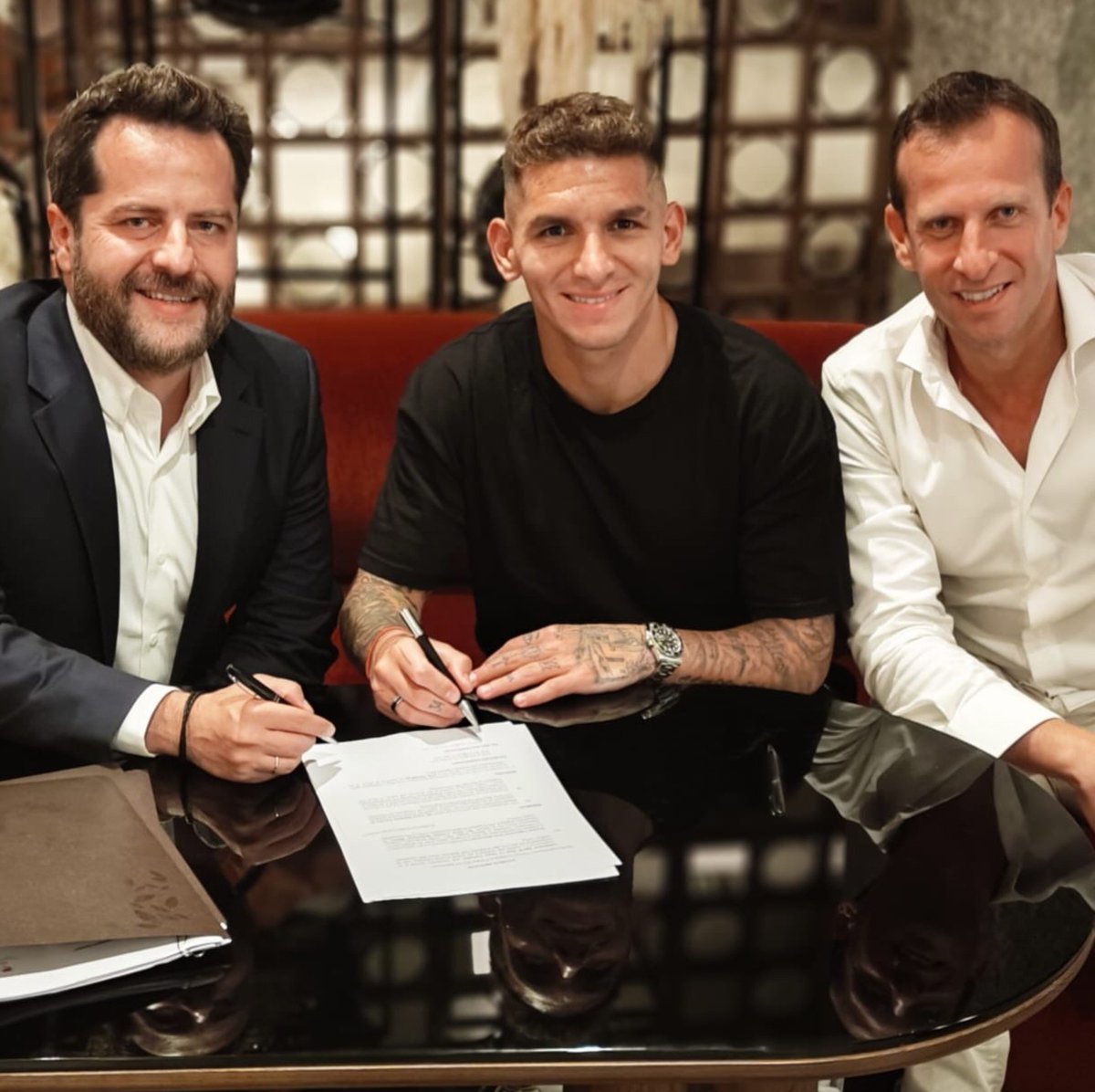 forzacimbom's tweet photo. 📸 Lucas Torreira'nın Galatasaray'a ilk imzasından bir kare. https://t.co/tMWwKbvqpD