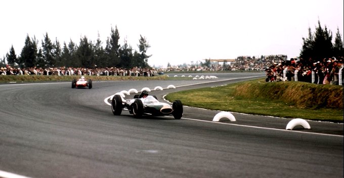 Pasiontuerca's tweet photo. 27 DE OCTUBRE 1963: Se corre el GP de Mexico en el Autodromo de Magdalena Mixhuca y gana desde la pole Jim Clark con Lotus 25-Climax a 150,152kph sobre Jack Brabham con Brabham y Richie Ginther con BRM, el escoces logra su 4° grand slam y Moises Solana uso el n° 13 en su BRM https://t.co/ZCl5PLesyB