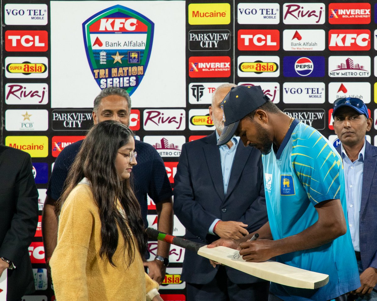 TheRealPCB's tweet photo. 📸 Clicks from the post-match presentation ceremony

#PAKvSL | #CricketKaJashan https://t.co/XvFNdm8DMm
