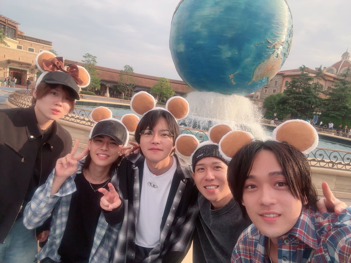Sohei_Horikane's tweet photo. 修一さん昌平さん崇雄さん瞬さん僕で、夢の国🏰✨️
遊んで乗って食べて楽しかった🥳

おそろみみ🎀👀✨️ https://t.co/0brfGz8Z0f