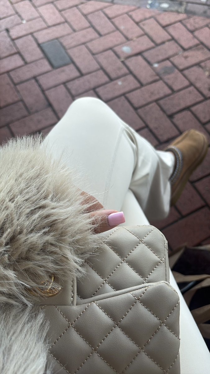 misshollz2's tweet photo. Uggs &amp; fur day 🎀 https://t.co/efIlzNiFqV