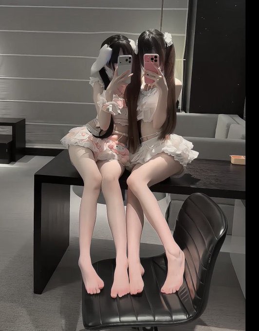 angela54ay3's tweet photo. 双倍快乐呀   初中生

有人想锐评一下我跟闺蜜福嘛 🥹  

看完不许瞎说，赶紧看，我要删了

流言2就给，无🚪无🚪！！！ https://t.co/rfxCUeYzW9